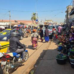Die Hauptstraße von Serekunda