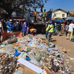 Die Müllabfuhr. Mit Tüchern wird der Müll aufgenommen und auf den LKW geladen...