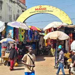 Der Eingang zum Serekunda-Markt