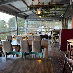 Im Café quält mich meine Unentschlossenheit, bis ich dann doch noch zu einer Entscheidung finde 🛎️