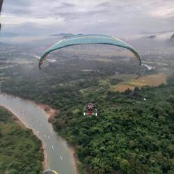 Flying paramotors in formation 🤘