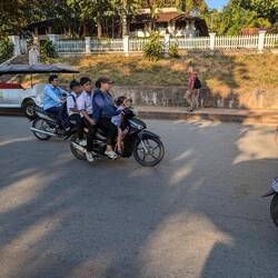 Four persons on a scooter, quite normal in Laos 😉😆