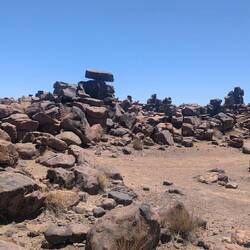 Steine werden durch Sand und Wind abgerundet
