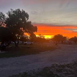 Nicht schlecht. Sonnenuntergang am Campingplatz, Eland-Steaks am Feuer.