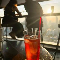 Alles erledigt! Gelebtes Ritual: Der letzte Schluck Alkohol im 37. Stock.