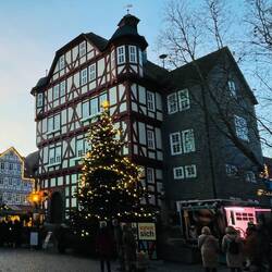 Das Rathaus ist ein in den 1560er Jahren errichtetes Fachwerkhaus