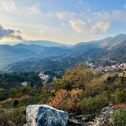 ..nach Kyperounda und Chandria gehe, wo ich einen Supermarkt finde.