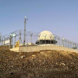 ..leistungsstarken Radarsystem den Flugverkehr des Nahen Ostens überwachen und das Gebiet abhören.