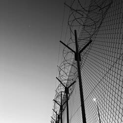 ..zum anderen das gut bewachte Areal der britischen Royal Air Force, die hier mit einem..