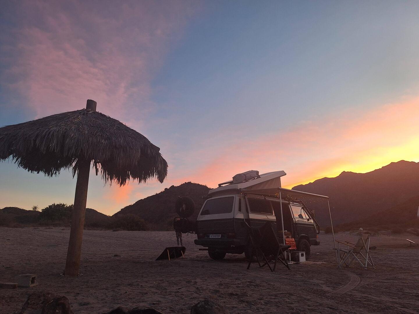 Abendlicht mit Palapa am Playa Juncalito