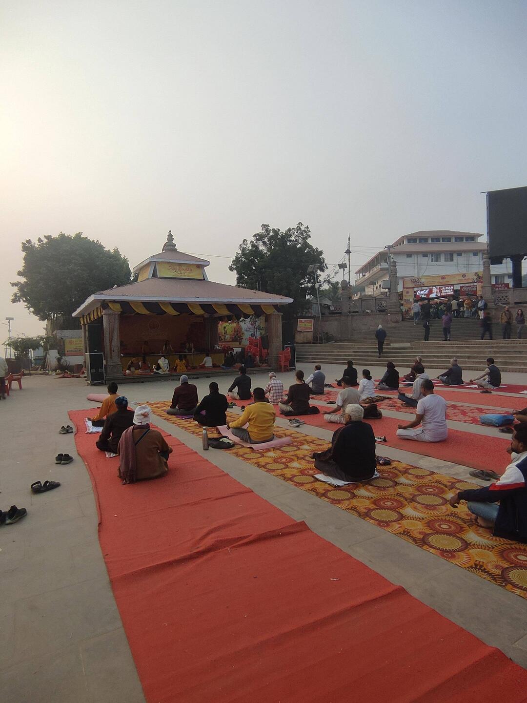 öffentliches, tägliches Yoga am Asi-Ghat - 1 Stunde mit abschließenden Atemübungen