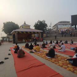öffentliches, tägliches Yoga am Asi-Ghat - 1 Stunde mit abschließenden Atemübungen