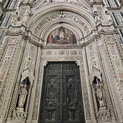 La porte de la cathédrale, en face de la porte du paradis (de Ghiberti) à l'entrée du Baptistère