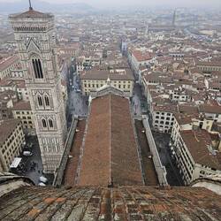 Depuis le sommet du dôme de la Cathédrale, la ville de Florence, le campanile,...