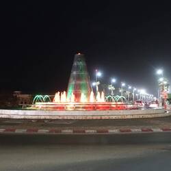 Ein Springbrunnen im Kreisverkehr - sehr schön, aber eine ganz schöne Wasserverschwendung