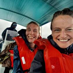 Der Rückweg im Boot war sehr "holprig"... zumindest Anouk und ich hatten Spass dabei 😄