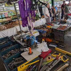 Ein Stand mit altem Werkzeug