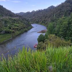 Die Jetboats machen tagsüber auf dem Fluss die große Welle
