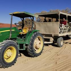 Im Naturschutzgebiet wird man vom Parplatz mit Jeeps oder diesem Trecker zum Tal gebracht