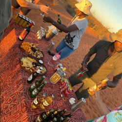 Die Bar ist eröffnet - pinker Gin + Tonic passt gut zum Sundowner