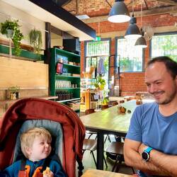 Gute Laune beim Früstück im "Faraday's Cage"