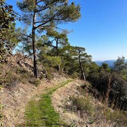 Dieser führt zu einer Kirche aus der spätbyzantinischen Zeit, welche..