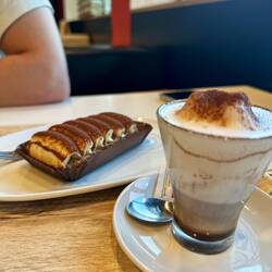 Sogar der MC'i verkauft traditionell Tiramisu 😋