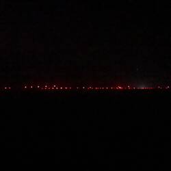 Ein weiterer riesiger Windpark bei Nacht