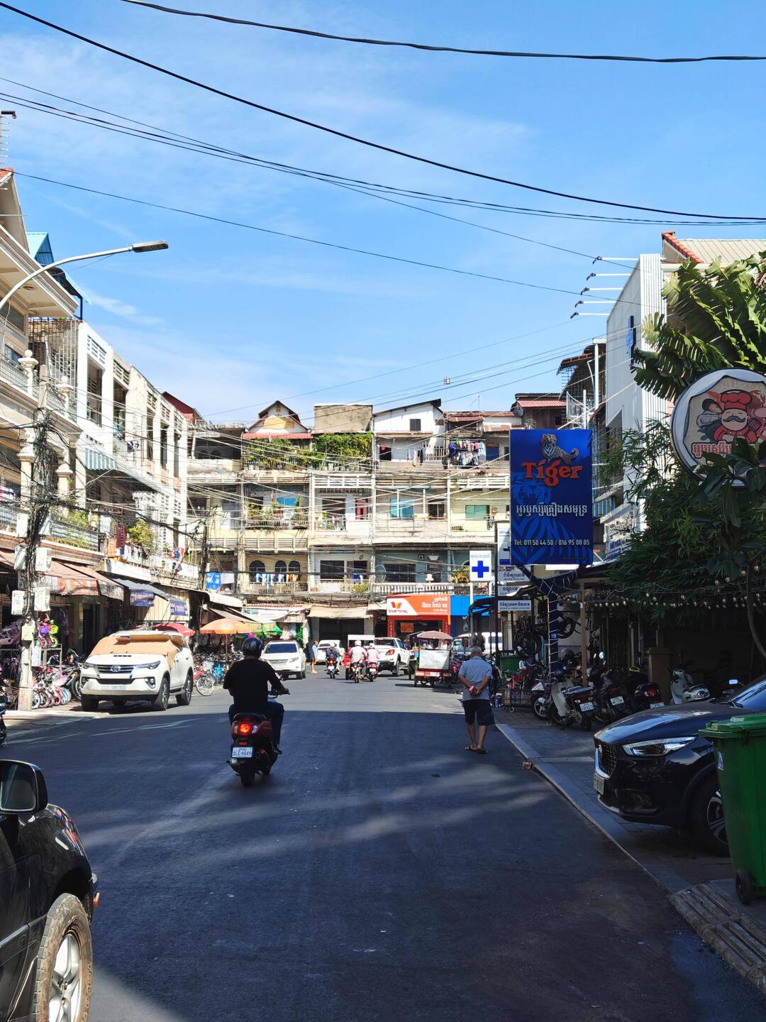 Typische Straße in Phnom Penh.