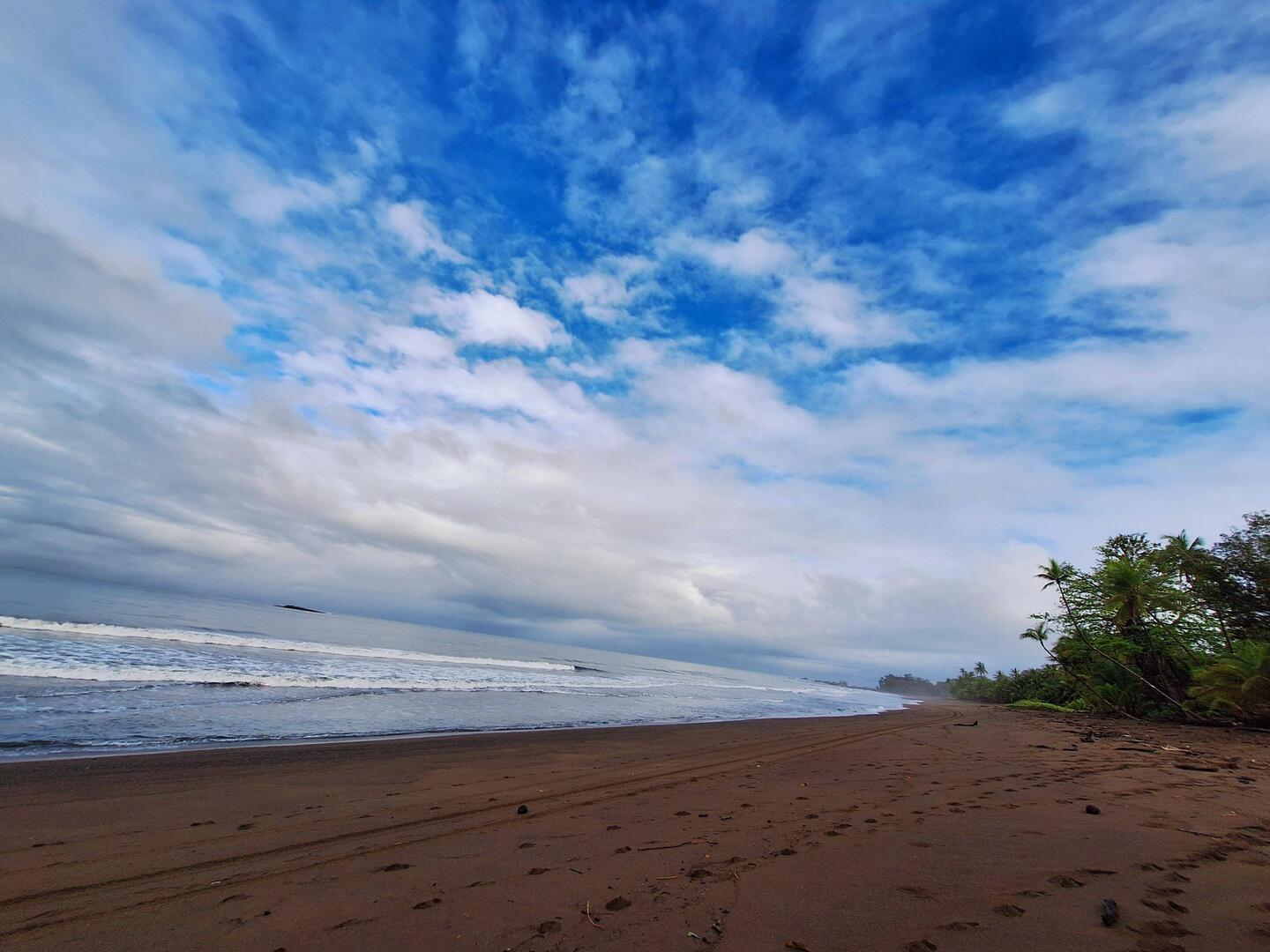 Der Strand am Morgen direkt vor Kinkajoungalows.