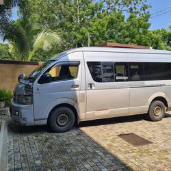 Üsera Bus.... uf da Chauffeur wartemer no...