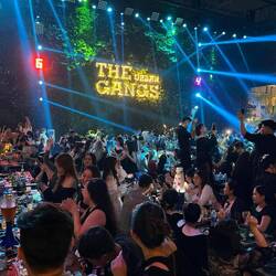 Erst wird an den Biertischen gegessen - und dann gefeiert!