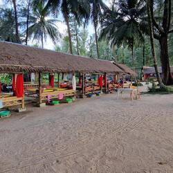 Massageliegen am Strand