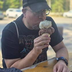 2 Kugeln Eis mit Topping im Algonquin Park