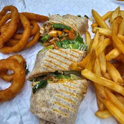 Chicken Wrap mit Beilagen im Algonquin Park
