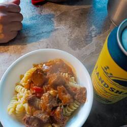 Gulasch mit Nudeln