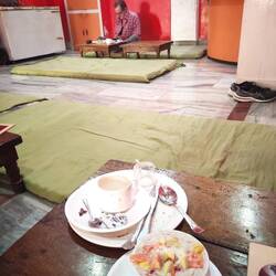 letztes Frühstück im Ashish-Cafè, das auch bei älteren Gästen sehr beliebt ist