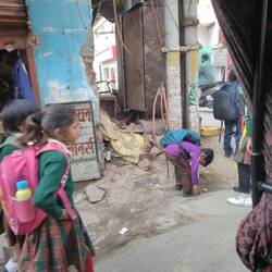 vom Tuktuk aus fotografiert - Schulkinder in Varanasi