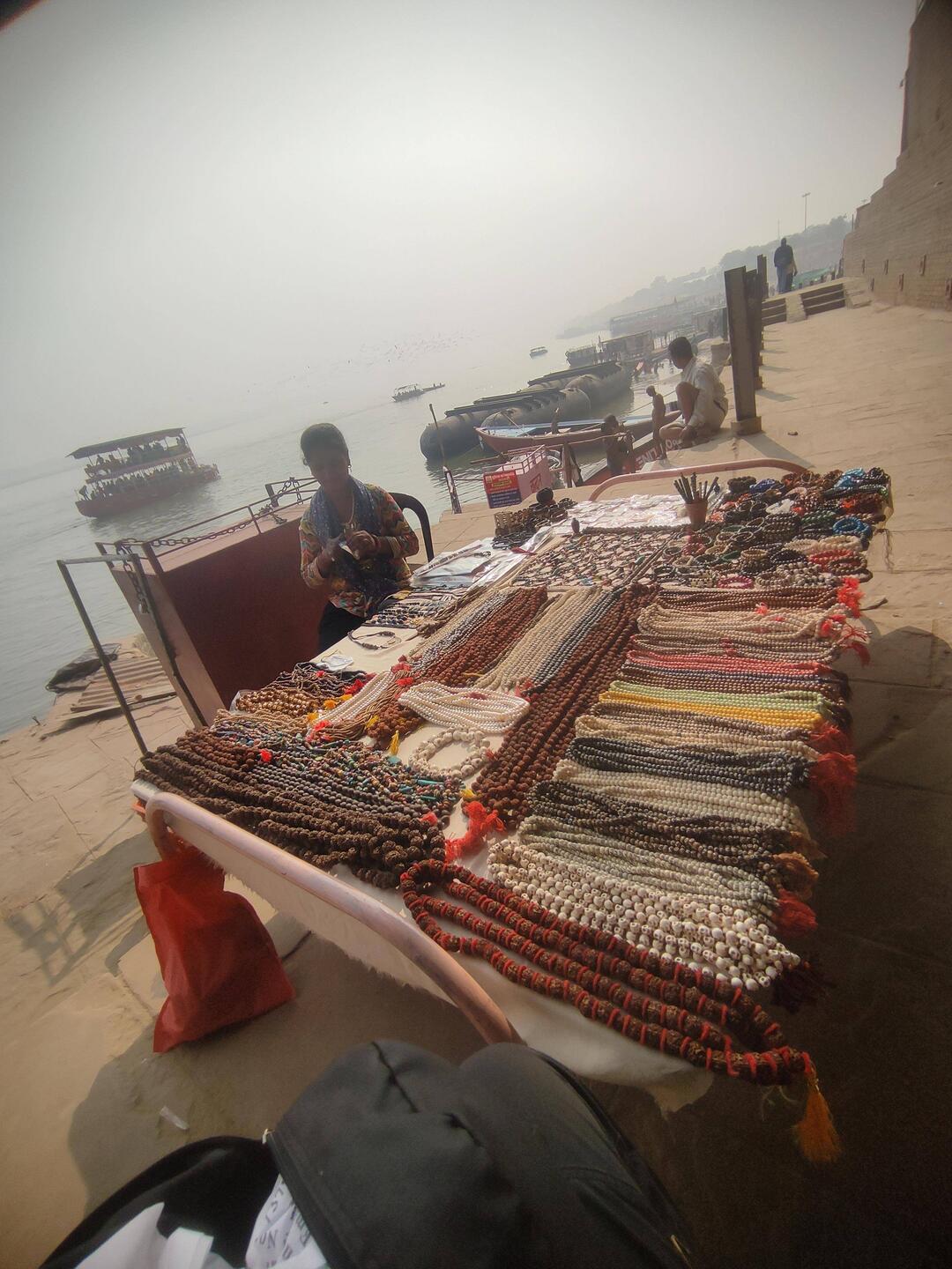 Dipa an ihrem Stand hinter dem Jain-Ghat