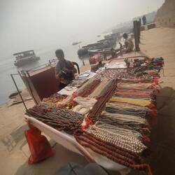 Dipa an ihrem Stand hinter dem Jain-Ghat