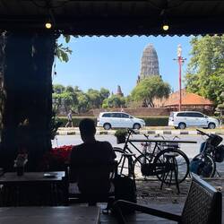 In Ayutthaya kenne ich noch ein Restaurant vom letzten Mal. Ausblick auf die Tempel-Anlage inklusive