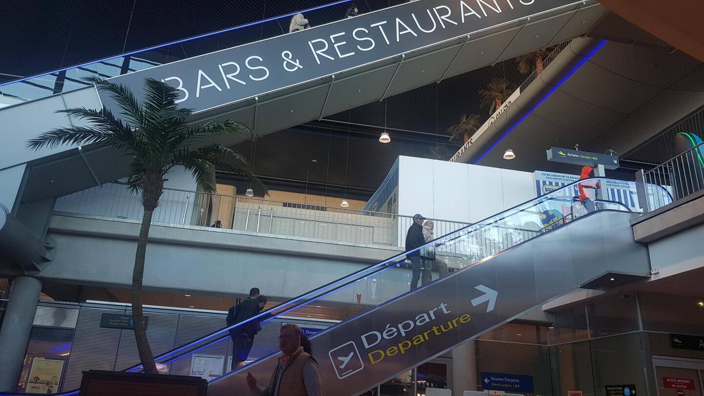 Kurze Wartezeit auf dem Flughafen Nizza
