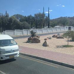 Weg zum Flughafen, Häuser mit Zäunen gesichert, dann ist die Versicherung günstiger