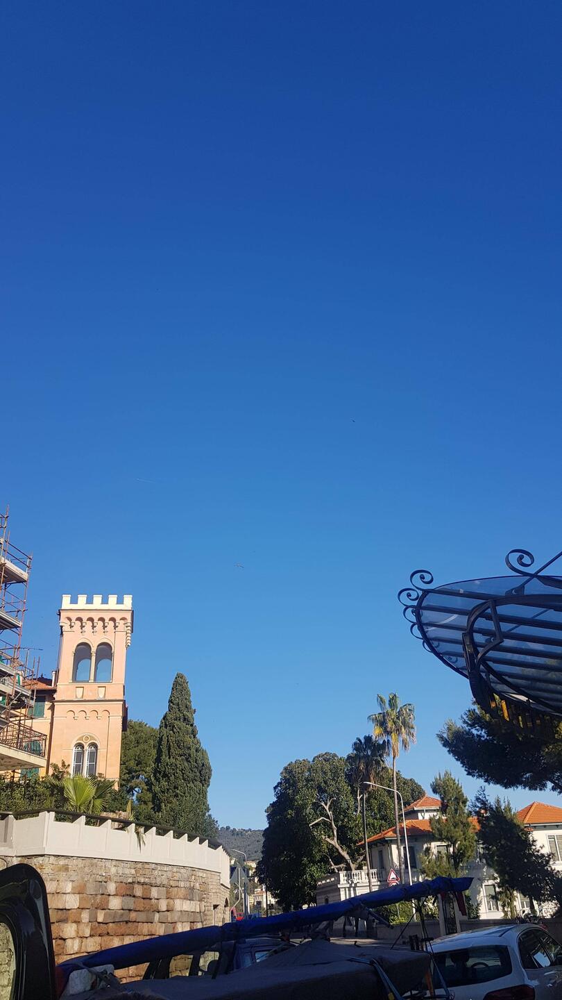 Taxi vor dem Hoteleingang ... unter blauem Himmel