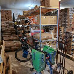 Fahrradparkplatz zwischen Mehlsäcken