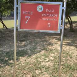 Warten in einer natürlichen Oase auf einem Golfplatz mitten im Großstadtchaos