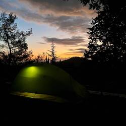 Am Gelände des verlassene Kloster Profitis Ilias verbringe ich die Nacht, und genieße hier die..
