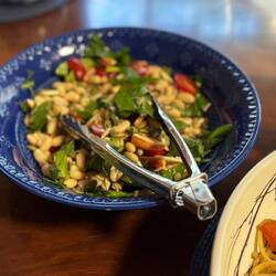 Salat mit Apfel, Paradeisern, Käse, weißen Bohnen