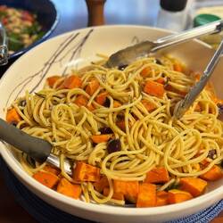 Spaghetti mit Oliven und Süsskartoffeln