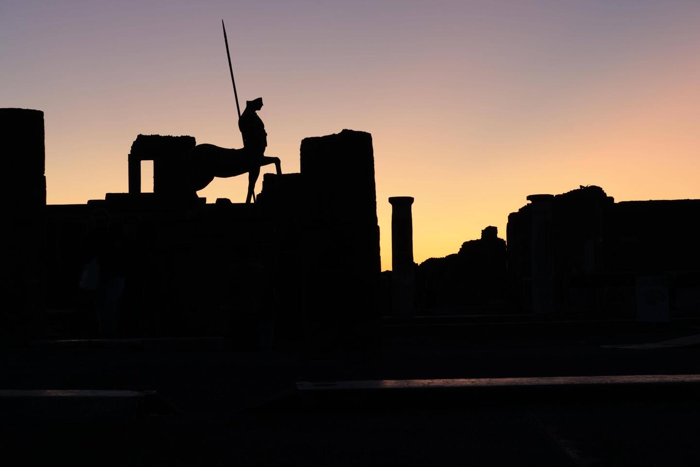 Auf dem Forum bei Sonnenuntergang